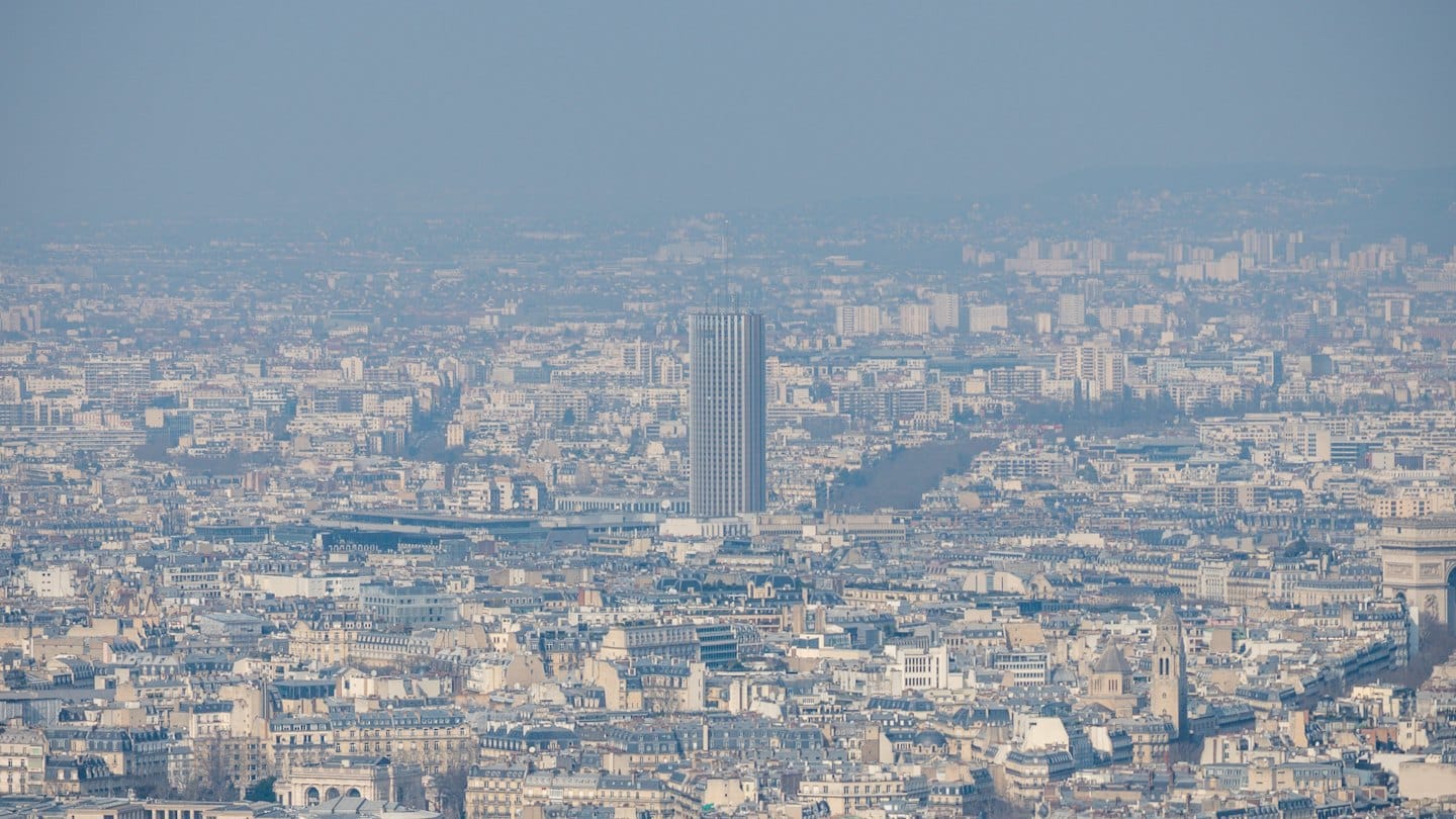 Moderno grattacielo che si erge su un fitto paesaggio urbano europeo.